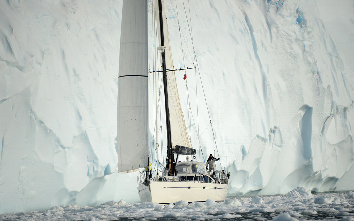 sailing-antarctica-southern-ocean-bow-view-credit-mariusz-koper