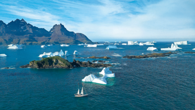 The south coast studded with icebergs